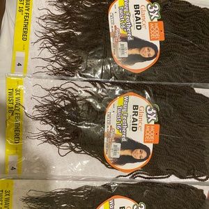 Model Model wavy feathered twist